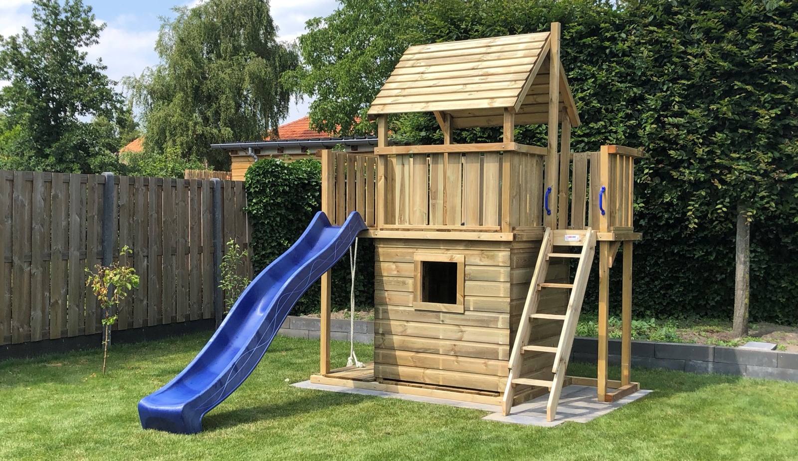 Spielturm Balkon mit Rutsche